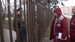 Тварам да сьценкі 2 гадзіны пад дажджом — як абыходзіліся з затрыманымі ў міліцыі