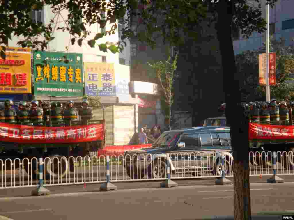 Халықты тынышталуға шақырған түрлі ұрандар жазылған әскерилер мінген жүк көліктері  қаладағы ұйғырлар көбірек қоныстанға