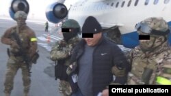 Шектүүнү кармап алып келүү учурунан тартылган сүрөттү УКМК жөнөттү.