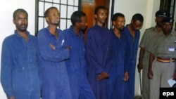 عده‌ای دزد دریایی دستگیرشده در کنیا