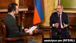 Премьер-министр Армении Никол Пашинян дает интервью журналисту Радио Азатутюн Артаку Амбарцумяну, Ереван, 16 декабря 2020 г.