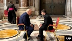 Трамп менен Зеленский Ыйык Петр соборундагы мармар залда бетме-бет отуруп сүйлөштү, 26-апрель, 2025-жыл.