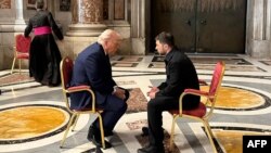 Президент України Володимир Зеленський (праворуч) та президент США Дональд Трамп (ліворуч) під час зустрічі у Ватикані, 26 квітня 2025 року. Лідери країн прибули до Рима на похорон папи Франциска