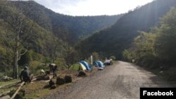 Противники строительства каскада Намахванской ГЭС разбили палатки возле предполагаемого места начала работ