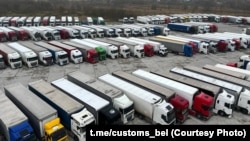 Літоўскія грузавікі на стаянцы ў пункце пропуску Беняконі на беларуска-літоўскай мяжы. 13 лістапада 2025 году