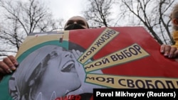 Әйел құқығын қорғау шеруіне қатысушы "Өз өмірім, өз таңдауым, өз еркіндігім" деген жазу ұстап тұр. Алматы, 8 наурыз, 2021 жыл