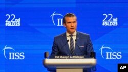 پیت هکست، وزیر دفاع ایالات متحده، در نشست امنیتی «گفت‌وگوی شانگری-لا» در سنگاپور. شنبه ۱۰ خرداد 