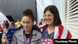 Gürjüstanda doglan amerikan ýüzüjisi Elizabet Ston ejesi Linda bilen Londondaky paralimpiýa oýunlarynda. 2012 ý.