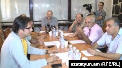 Представители политических сил и общественных организаций, выступающих против конституционных реформ в офисе «Учредительного парламента», 19 сентября 2015 г․