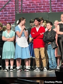 Айдан-Азамат ходит в театральный крежок.