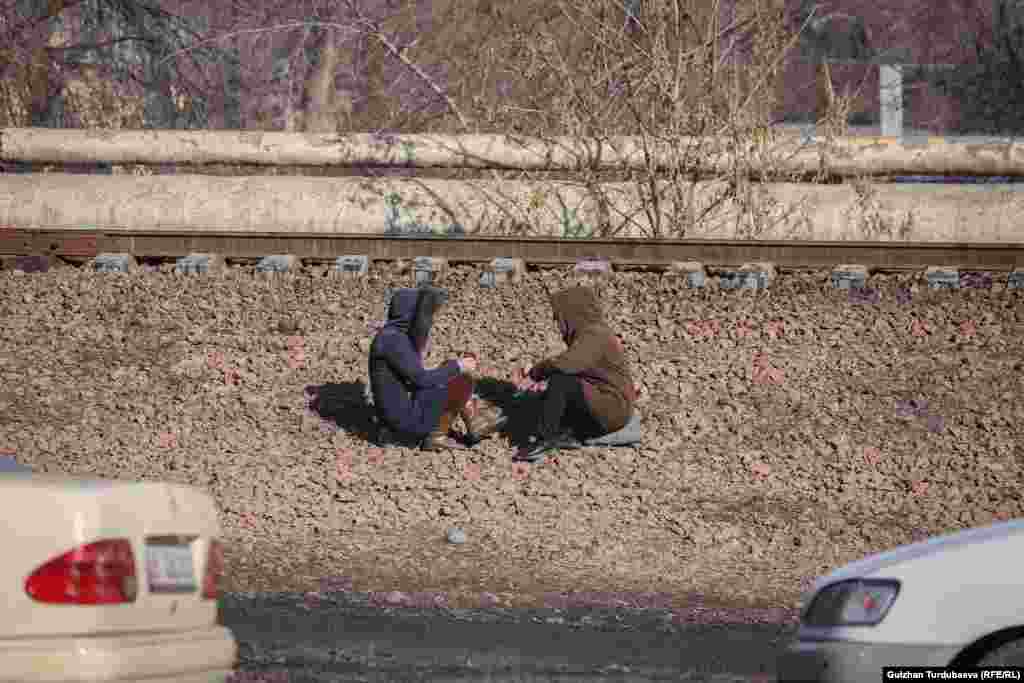 Лев Толстой көчөсүндө жумуш күтүп отурган аялдар.&nbsp;Бишкектеги Лев Толстой көчөсүнүн Логвиненко көчөсүнөн баштап, Жаш Гвардия бульварына чейинки бөлүгүнө күн сайын 500дөн ашык жаран жумуш издеп көчөгө чыгышат. Алар жалданып иштеп, бир күндүк кызматы үчүн 100 сомдон 500 сомго чейин акы алышат. Бул жер Бишкектеги акысы арзан эмгек биржасы деп аталат. Мында мектепти жаңы бүткөн жаш жигиттерден тартып, жашы улгайгандарды да кезиктирүүгө болот. Акыркы учурда алардын катарына аялдар да көбүрөөк кошула баштады.  