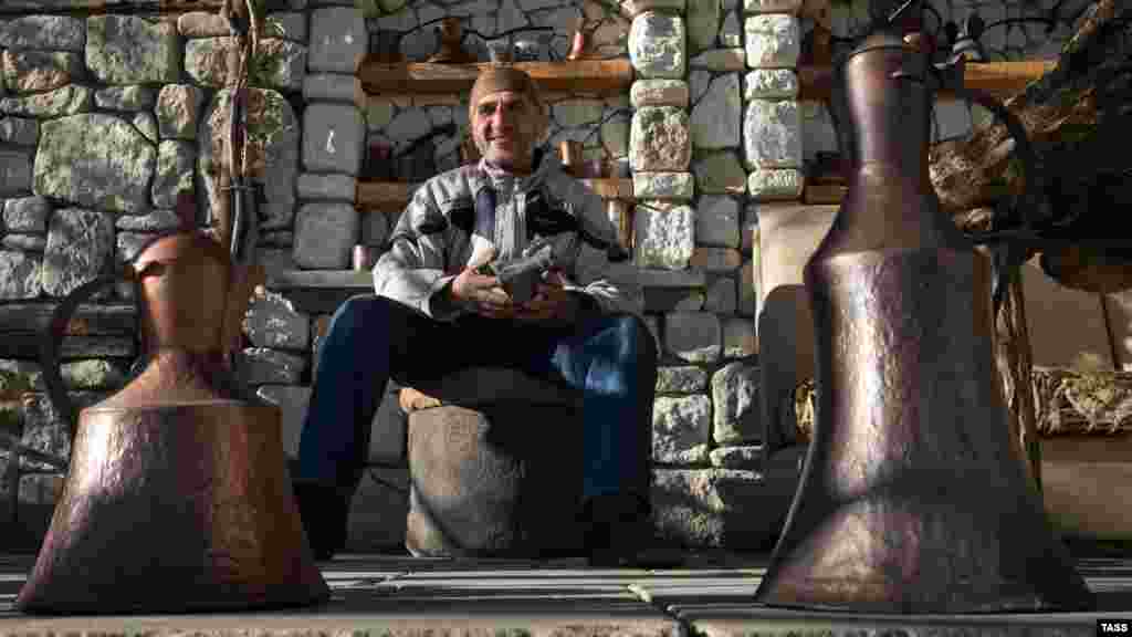 Kurtveliyev Bazarçıq köyündeki eviniñ azbarında