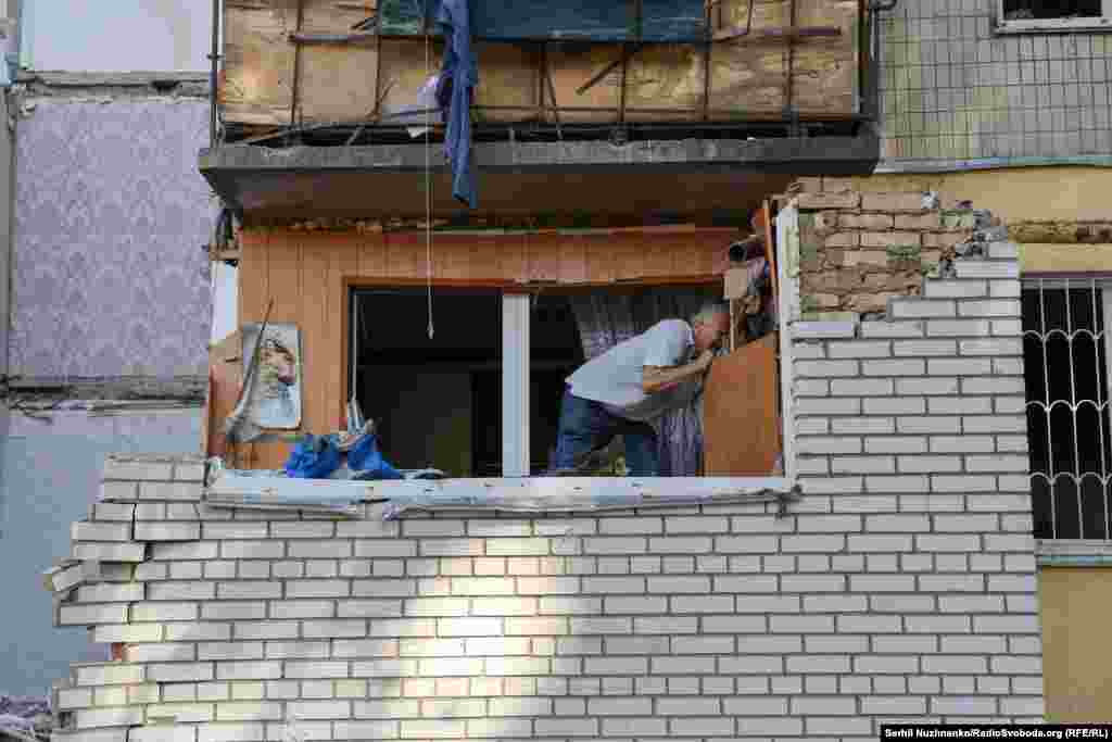 Мешканці пошкодженої багатоповерхівки намагаються врятувати вціліле майно