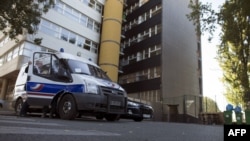 پلیس دربرابر ساختمان مجله شارلی ابدو