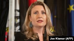 Сузанне Рааб виступає на пресконференції щодо закриття «радикальних» мечетей після нападу ісламіста, Відень, 6 листопада 2020 року