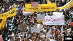 گزارش ها از سنندج حاکی است که بازداشت فعالان کارگری در اين شهر، پس از مراسم روز اول ماه مه، روز جهانی کارگر، ادامه دارد و چهارشنبه شب، ۱۲ ارديبهشت، و روز پنجشنبه، ۱۳ ارديبهشت، دو نفر ديگر از فعالان کارگری بارداشت شده اند.