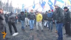Людзі прабіраюцца на Антымайдан