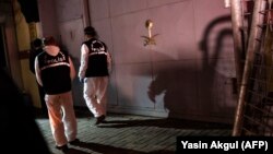 Турецкие полицейские у здания саудовского консульства в Стамбуле, 18 октября 2018 года 