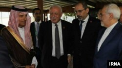 محمد جواد ظریف (نفر اول از راست) و عادل الجبیر (نفر اول از چپ) وزیران خارجه ایران و عربستان.