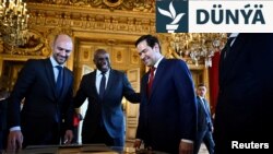 ABŞ-nyň döwlet sekretary Marko Rubio (ortadan sagda), Fransiýanyň baş diplomaty Žan-Noel Barro (çepde), Britaniýanyň daşary işler sekretary Deýwid Lammi (merkezi çepde) we Germaniýanyň Daşary işler ministrliginiň syýasy direktory Günter Zautter (sagda) Pariždäki duşuşykda.(arhiw)