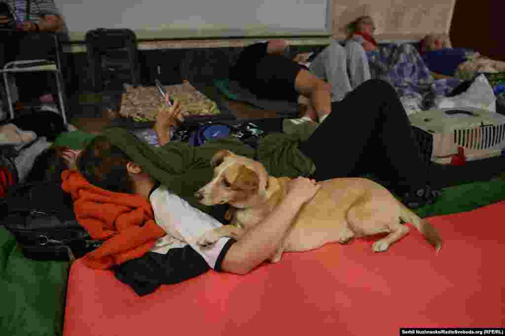 Gecələr hava həyəcanı uzananda bütöv ailələr burada gecələyirlər.