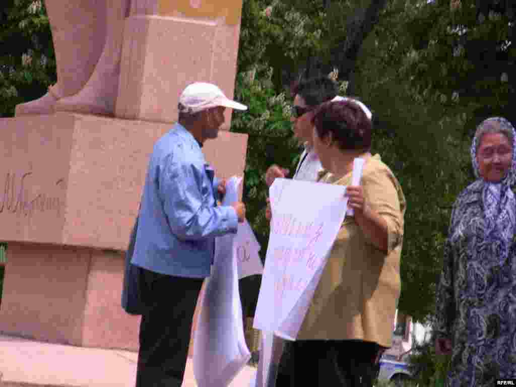 Улуттук телеканал былтыр октябрдан тарта “Азаттыктын” үналгы жана теле берүүлөрүн чыгарбай токтотуп койгон. - Kyrgyzstan -  Picket in Support Of Radio Azattyk. Bishkek 18May2009