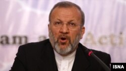 آقای متکی حاضر نشد تا جزئیاتی در باره محتوای این بسته پیشنهادی ارائه کند.(عکس: ایسنا)