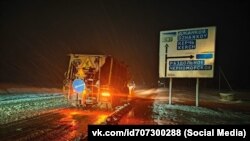 Заблокований через снігопад проїзд на автодорозі. Крим, 4 лютого 2025 року