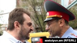 Активист Аргишти Кивирян и полицейский, Ереван, 31 мая 2017 г.