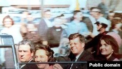 جان کندی، رئیس جمهوری آمریکا، دقایقی بعد، در همین خودرو کشته می شود. با کشته شدن پرزیدنت کندی، روابط واشینگتن – تهران به مسیر تازه یی افتاد.