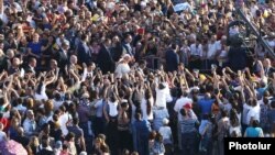 Երևանի Հանրապետության հրապարակում հավաքված հազարավոր մարդիկ ողջունում են Հռոմի Պապին, 25-ը հունիսի, 2016թ.