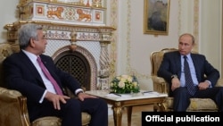 Встреча Сержа Саргсяна (слева) и Владимира путина в Москве, 7 сентября 2015 г.