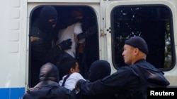 Қазақстанда митингіге шыққан адамдарды қамауға алу үйреншікті дағдыға айналған. Алматы. 21 мамыр, 2016 жыл.  