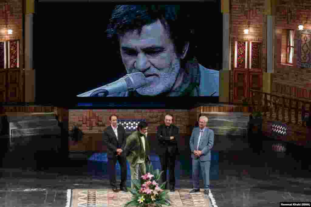 حبیب به همراه ناصر چشم آذر، میلاد کیایی و فریدون خشنود روی سن رفت