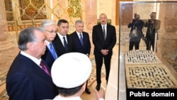 Лидер Азербайджана Ильхам Алиев (справа) и руководители центральноазиатских государств во время посещени Центра исламской цивилизации. Ташкент, 15 ноября 2025 года