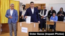 Кэлін Джарджэску і Джорджэ Сім’ён на выбарчым участку 4 траўня 2025 году