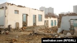 Снос жилых домов в Копетдагском районе Ашхабада, известном среди населения как "8-марта" или "Восьмушка".
