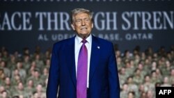 Дональд Трамп на фоне надпісу «Мір празь сілу», травень 2025 году