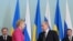 Рукопожатие Владимира Путина и Юлии Тимошенко скрепило российско-украинский договор 2009 года о поставках газа по цене, которую одна из сторон теперь считает кабальной.