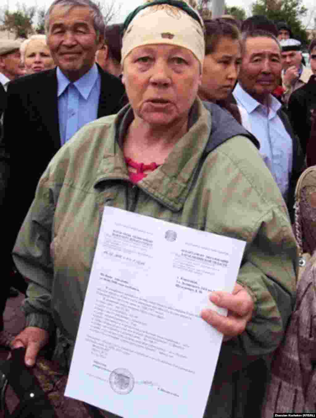 Бұрынғы Карлаг тұтқыны Лидия Шультевич өзінің ақталғаны туралы құжатты ұстап тұр. Қарағанды облысы Долинка ауылы, 31 мамыр, 2011 жыл.  