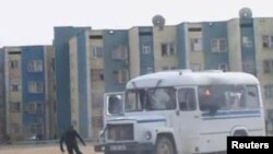 Çaknyşyk Žanaozen şäherinde polisiýa güýçleri şäheriň merkezi meýdanyny 6 aýdan gowrak bäri eýeläp ýatan nebitçileri bu meýdandan çykarmaga synanyşanda bolupdyr.