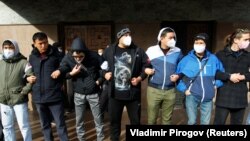 Бишкектеги Өкмөт Үйүнүн алдындагы ыктыярчылар. 8-октябрь, 2020-жыл.