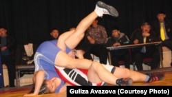 19 жаштагы Айсулуу Тыныбекова Кыргызстандын чемпионатынын алтын байгеси үчүн күрөшүп жатат. 12-январь, 2012-жыл.