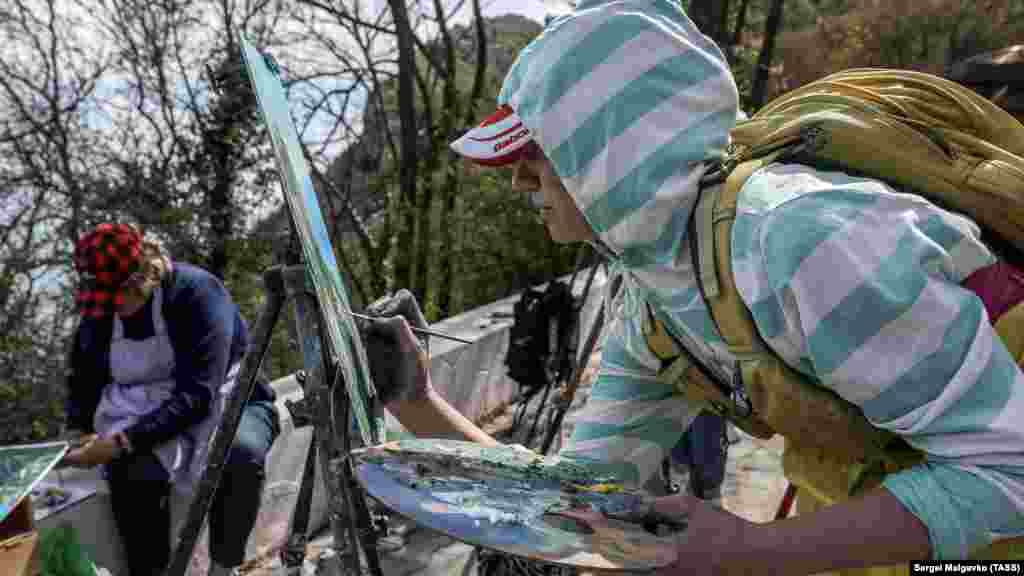 Foros qasabasında ressamlar