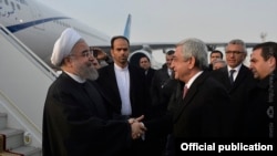 Президент Армении Серж Саргсян встречает президента Ирана Хасана Рухани в ереванском аэропорту «Звартноц», 21 декабря 2016 г.