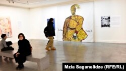 Выставка напоминает личный дневник автора, в котором стены стали страницами – с зарисовками, стихами, мыслями и цитатами