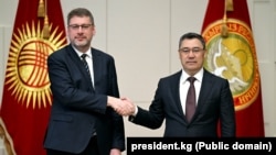 Кыргызстандын президенти Садыр Жапаров жана Европа Биримдигинин Борбор Азия боюнча атайын өкүлү Эдуардс Стипрайс. 15-май, 2025-жыл.