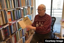 ویلم فلور نسخه‌ای قدیمی از کتاب «چهل‌ستون» پتروس بدیک را که در اواخر قرن هفدهم به لاتین نگاشته شده است، ورق می‌زند