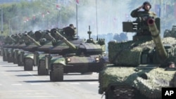 Танкова колона преминава през центъра на сръбската столица Белград, като част от военния парад в чест на Деня на сръбското единство, свобода и националното знаме, 20 септември 2025 г.