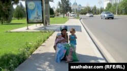 Мать с двумя детьми на улице (Иллюстративное фото)